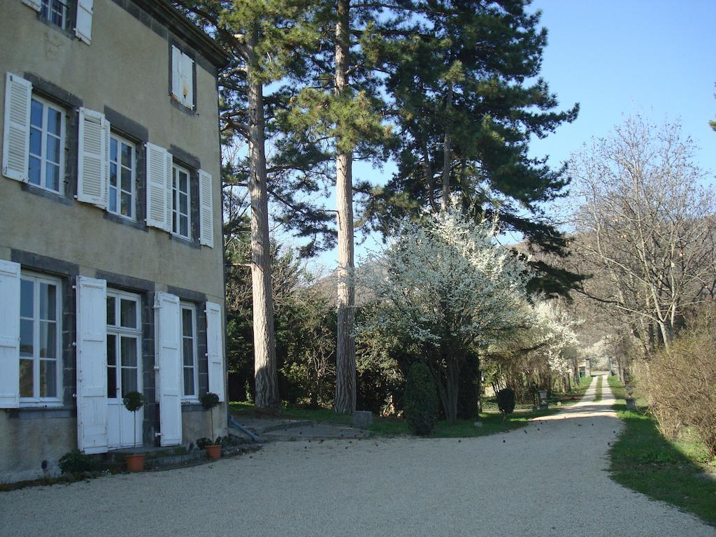 Chateau De Bourrassol Bed and Breakfast Menetrol Buitenkant foto