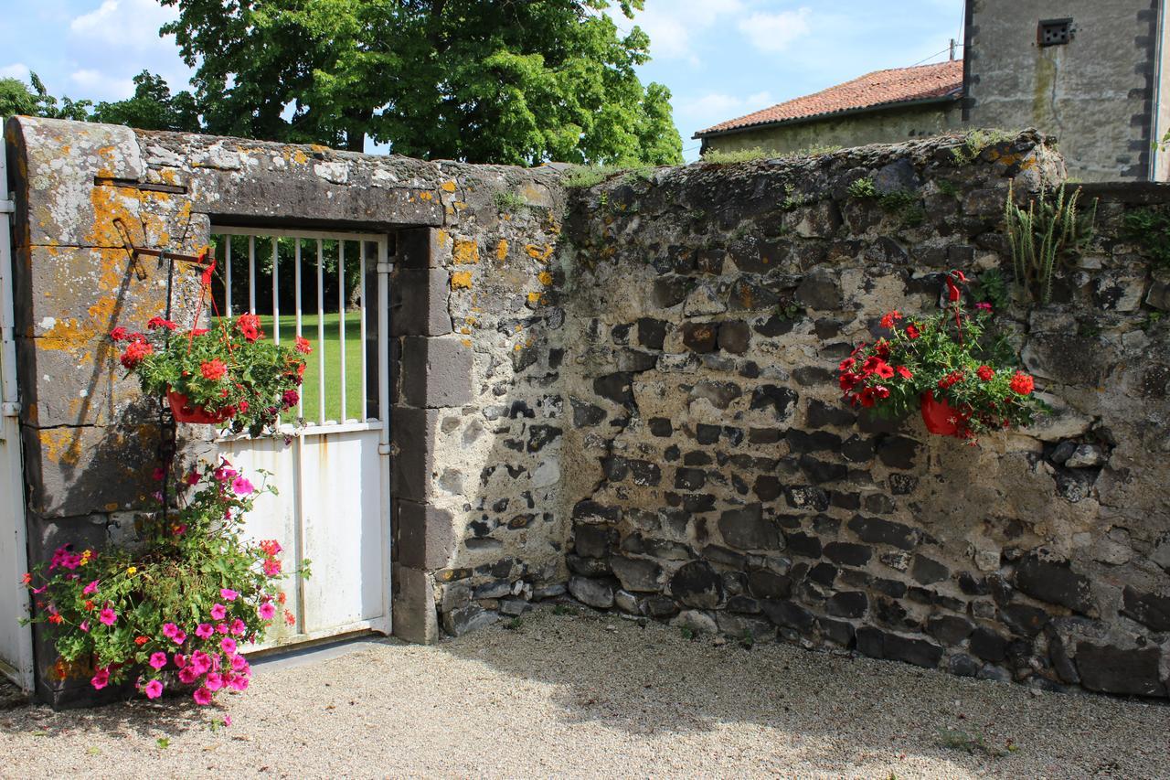 Chateau De Bourrassol Bed and Breakfast Menetrol Buitenkant foto